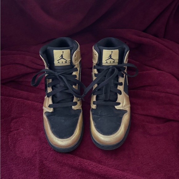 Nike Air Kids Black and Gold Sneakers - Picture 8 of 8